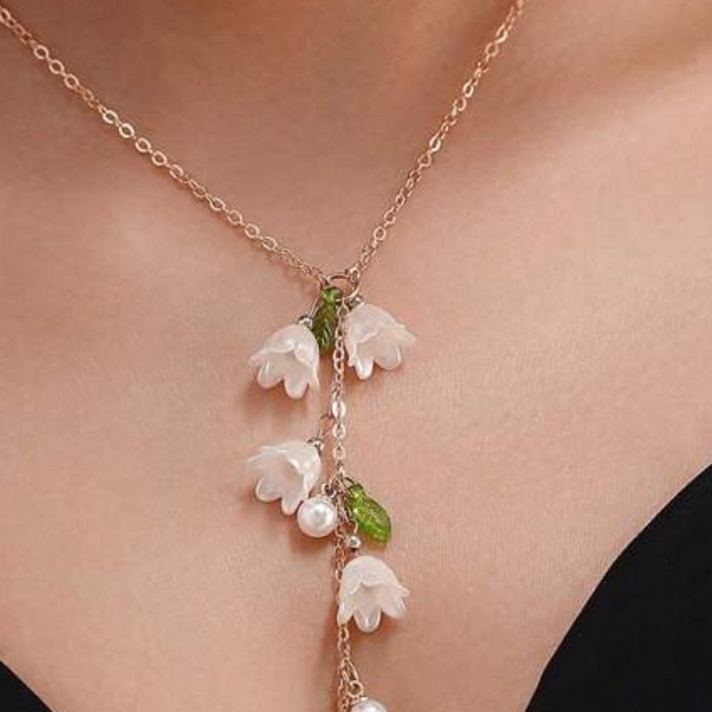 Chic Gold Floral Necklace with White and Green Accents